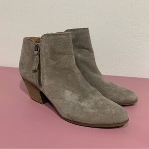 Frye Judith Suede Zip Ankle Booties Taupe zipper Heel EUC size 8.5